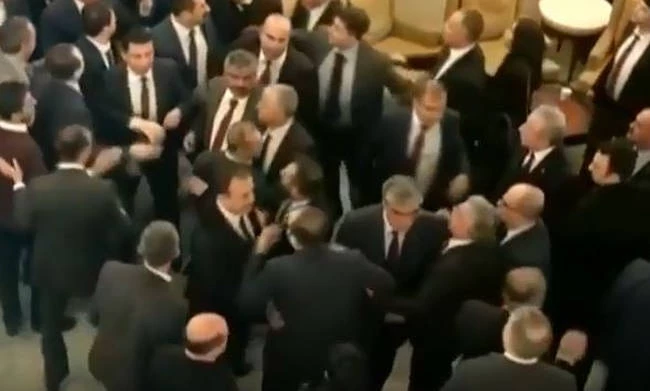 Απίστευτο ξύλο! Μετατράπηκε σε πεδίο μάχης η τουρκική βουλή – Βίντεο